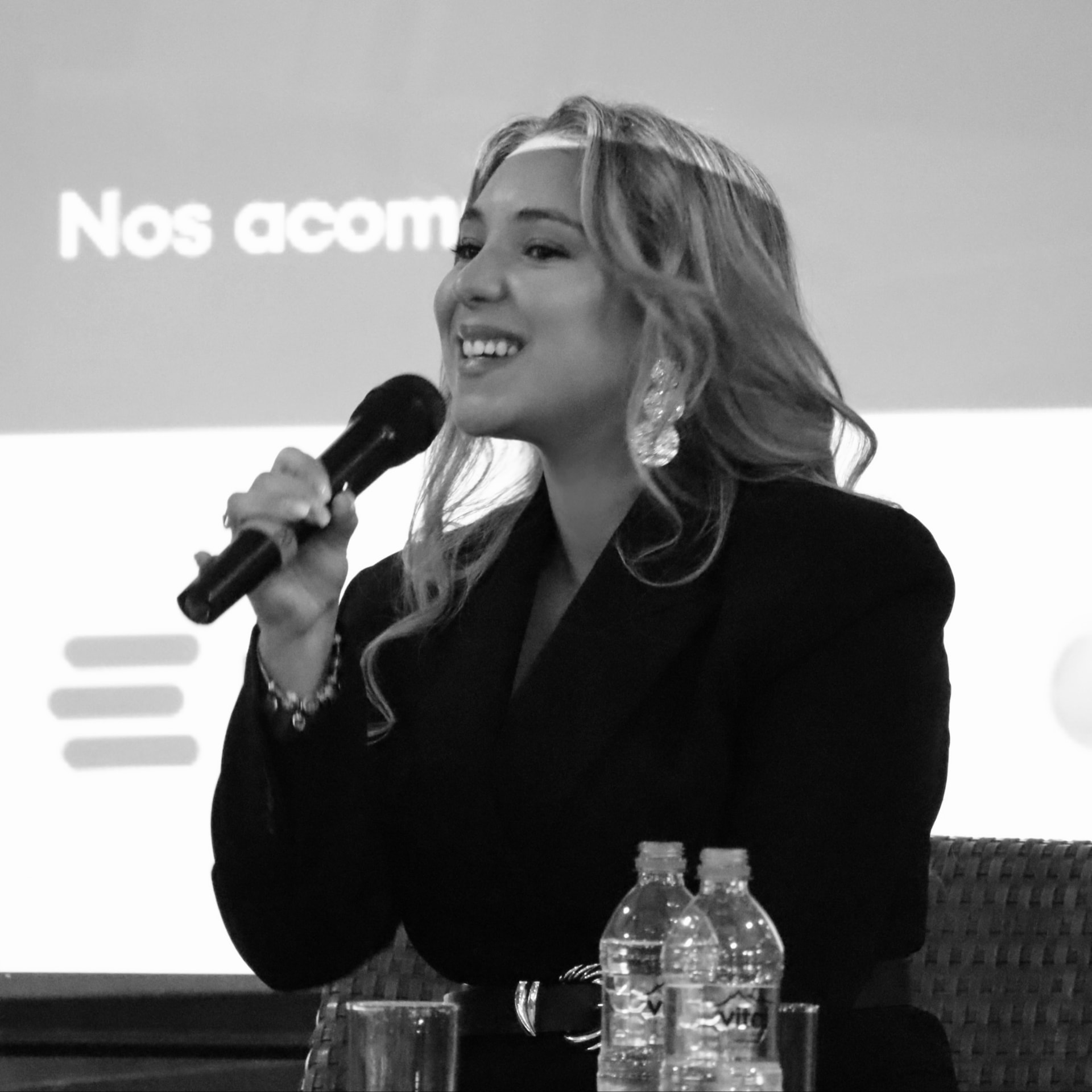 Lita Jadue exponiendo en un evento profesional sobre inteligencia artificial y derecho